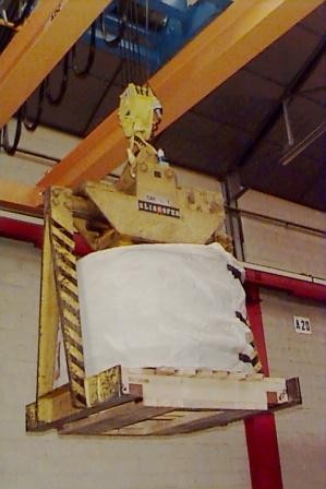 grijptang voor coil op een pallet